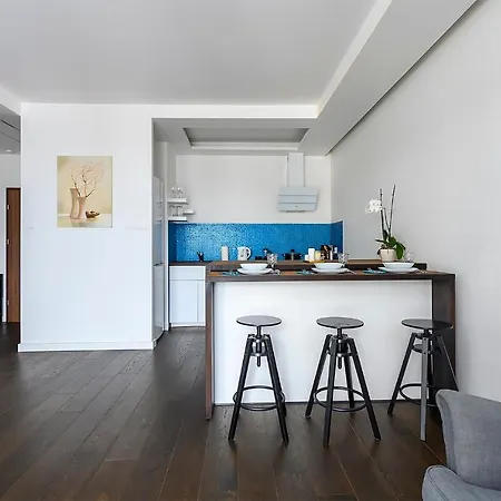 Centre Point Ilumino By Lovlodzapartments *